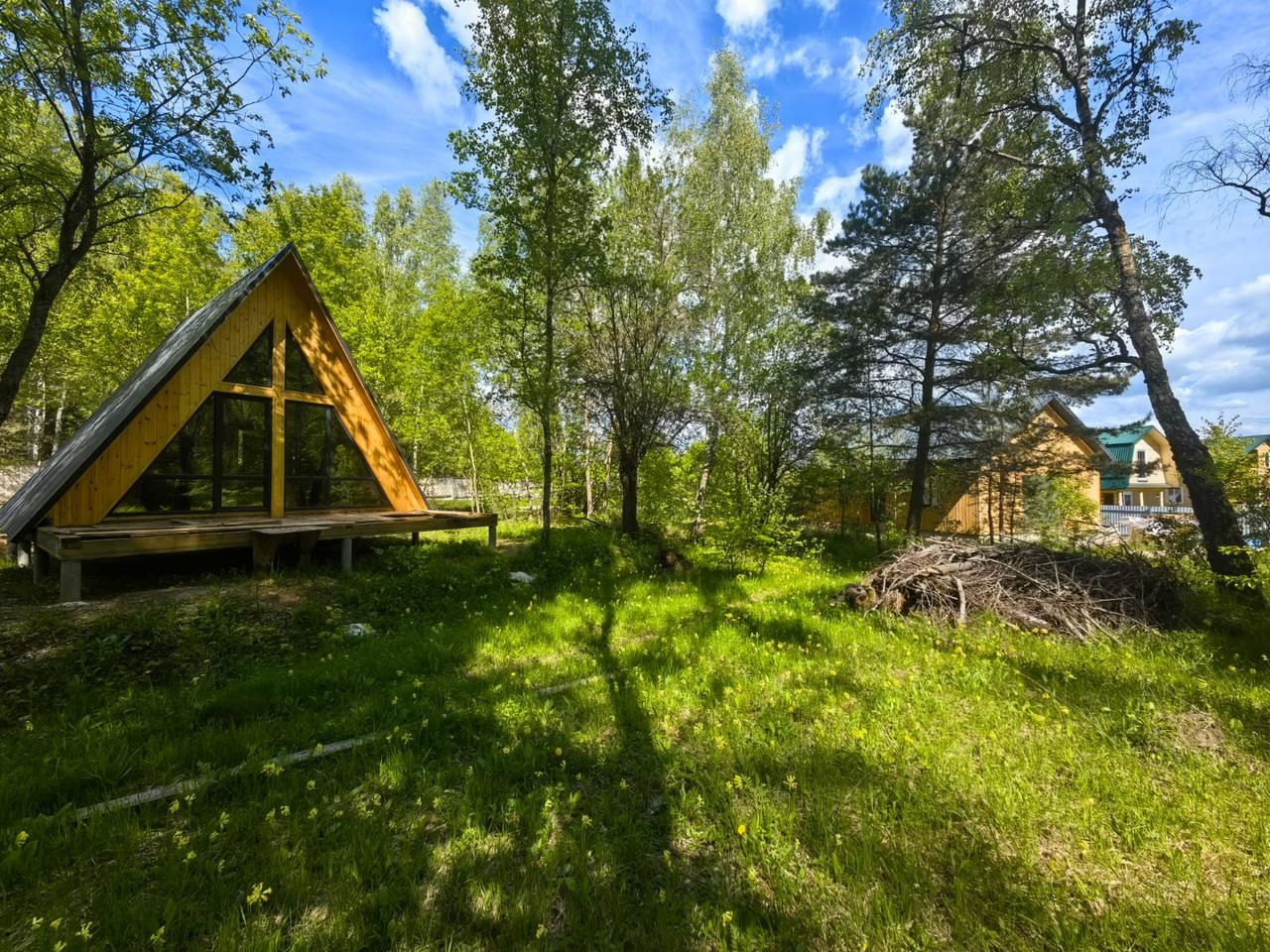  СРОЧНО ПРОДАЕТСЯ современный и надежный дом, в самом живописном месте на берегу реки Ока! Дом полностью готов к чой отделке: идеально ровная стяжка пола, оштукатуренные стены, электроразводка. Своя скважина, септик. Дом построен в 2023 году по современным и безопасным технологиям, предназначен для 