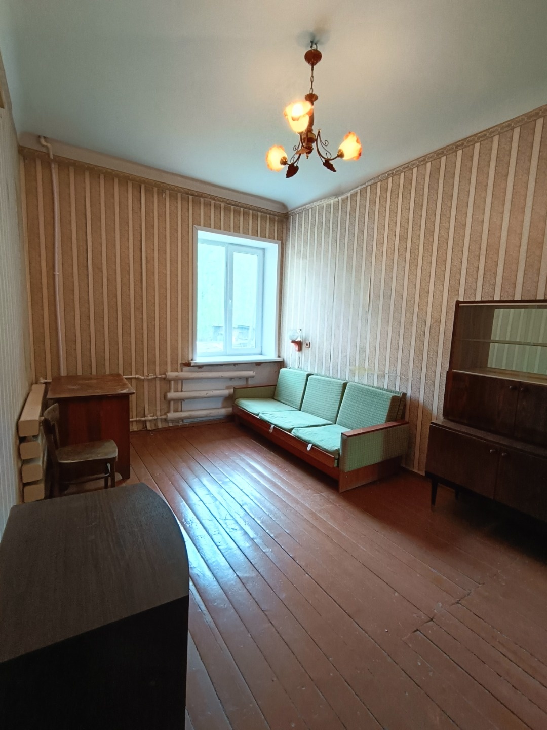 Продается большая трехкомнатная квартира в самом центре поселка. Окна квартиры выходят на главную площадь. До остановки общественного транспорта минута ходьбы (ездят автобусы в Киреевск и в Тулу). 
В поселке в пешей доступности школа и два детских садика, магазины магнит, пятерочка, ПВЗ озон, WB. Ря