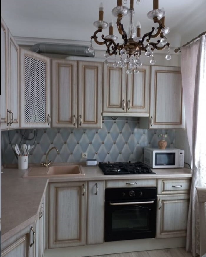 В продаже трехкомнатная квартира. Общая площадь 55,4 квадратных метров.
   Хороший качественный ремонт. Напольные покрытие на кухне и в комнатах – ламинат. Просторная гостиная. Плитка в ванне комнате, санузел совмещенный. В квартире есть две кладовые для хранения вещей. Везде пластиковые окна. Потол