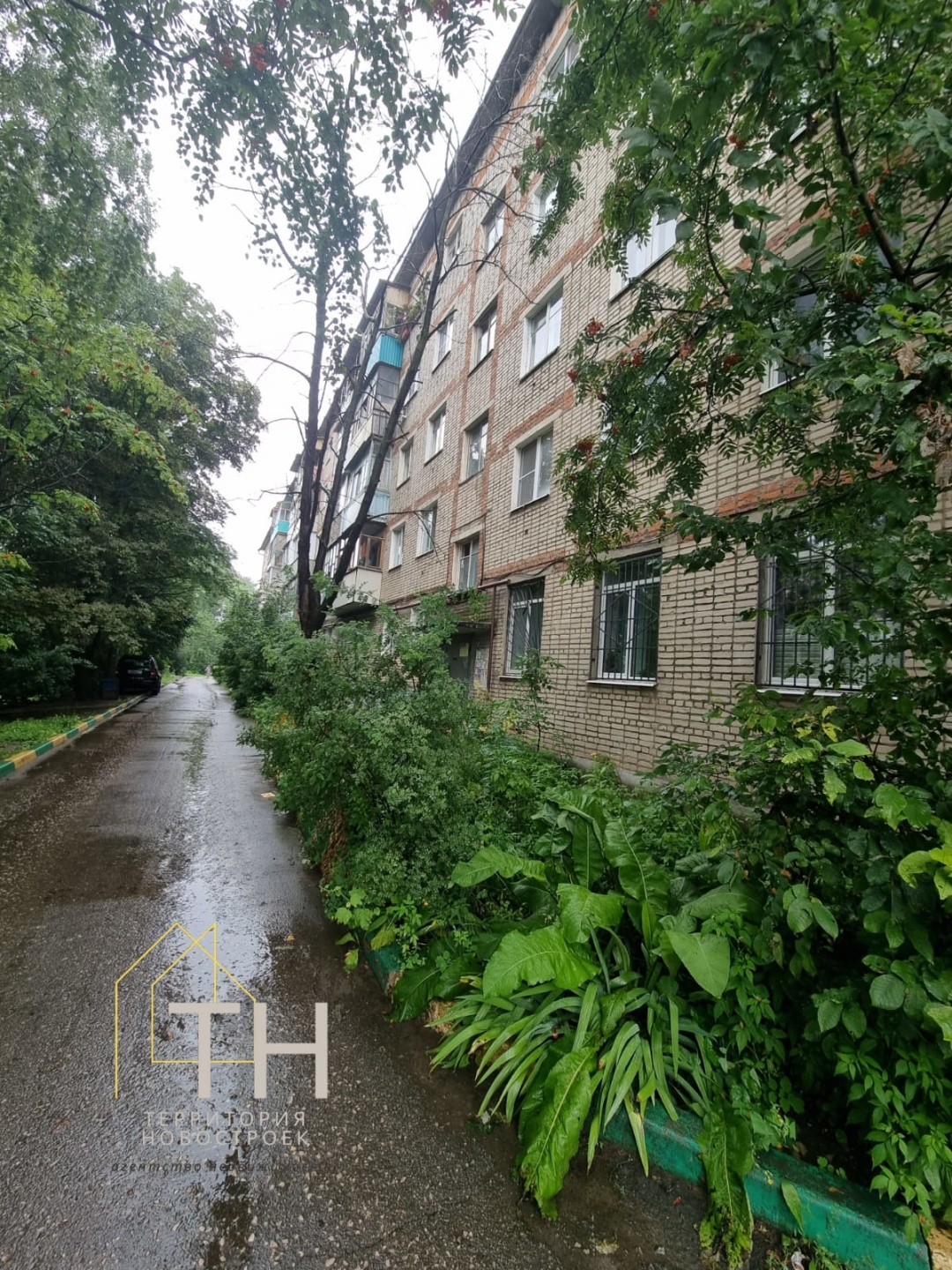 Продается светлая и теплая однокомнатная квартира, расположенная на комфортном 2-м этаже в востребованном спальном районе.

Что делает это предложение особенным:

  ИДЕАЛЬНЫЙ ЭТАЖ: Второй этаж – это золотая середина! Никаких проблем с лифтом, всегда тепло, нет шума от подъезда и не так высоко, как п
