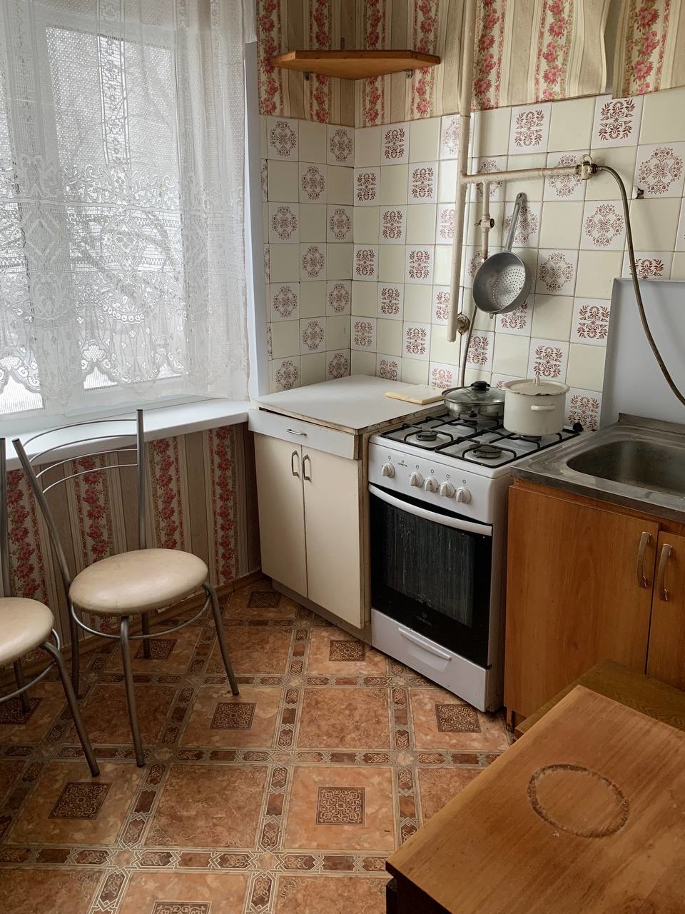 Продается светлая, уютная 2-комнатная квартира, на 1-ом этаже 5-ти этажного панельного дома, рядом с парком. 
Санузел раздельный, установлены пластиковые окна.
Чистый подъезд и хорошие соседи.Во дворе оборудована детская площадка, есть парковочные места. Рядом парк и стадион.
Один взрослый собственн