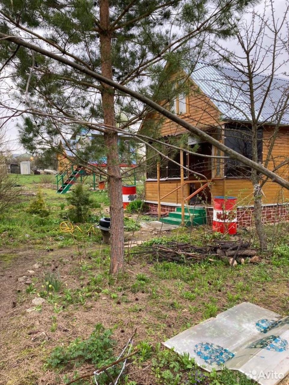 Продается двухэтажный дачный домик на участке 9 соток в СНТ Надежда. Домик с террасой, которую можно использовать как открытую так и закрытую, так как имеются мягкие окна. Домик имеет зону кухни, комнату и второй этаж. На участке построен детский домик с горкой, песочница, два хоз. блока и два дач