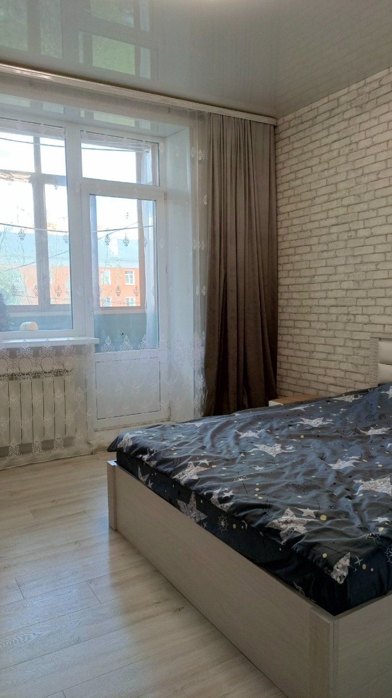 Продаётся просторная 2-комнатная квартира в самом центре Пролетарского района!

Отличная планировка: изолированные комнаты на обе стороны, раздельный санузел, светлая кухня, есть балкон. Высокие потолки. По Мебели и технике почти всё остаётся. 

В доме всего 18 квартир. Недавно был капитальный ремон