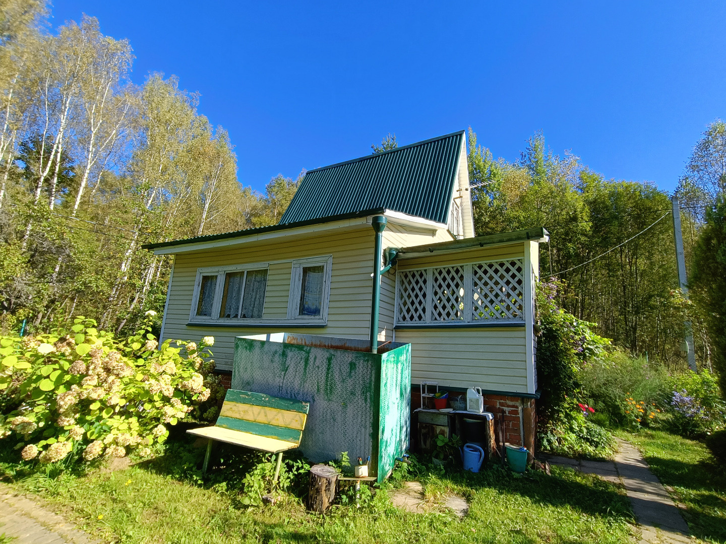 Продается дача на участке 19 соток (два участка 10 и 9 соток) возле леса. Экологически - чистый район, чистый воздух, птички поют, Участок ухожен, на нем расположена теплица, где выращивают помидоры, большое количество плодовых деревьев, кустарников, цветов, растет виноград, клубника. На участке так