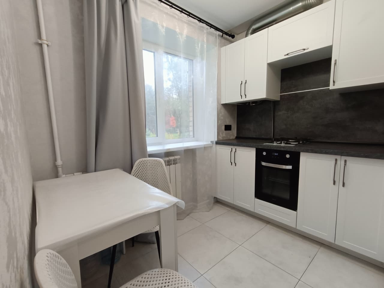 Продается однокомнатная квартира с отличным ремонтом на проспекте Ленина. Квартира продается с мебелью и техникой. Все, что есть на фото, остается. Выполнен качественный ремонт, заменена вся проводка, сантехника, трубы, радиаторы, стоит хорошая входная дверь. Есть место под гардеробную. В комнате пр