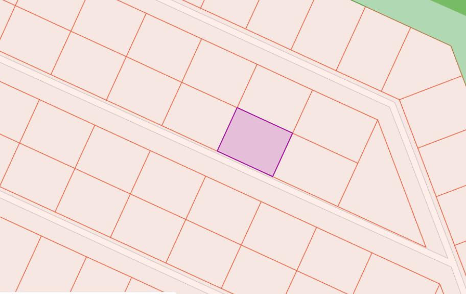 Участок ровный, правильной формы. Ha участке есть электричество, вода.  Газ по границе участка.
Хороший подъезд к участку в любое время года. 
В близи  есть магазин пятерочка, ПВЗ, Торговый центр, заправка, Сретенская церковь, пруды, Усадьба Хомякова.
Рядом детский сад,ЦО 49. 
Быстрый выход на сделк