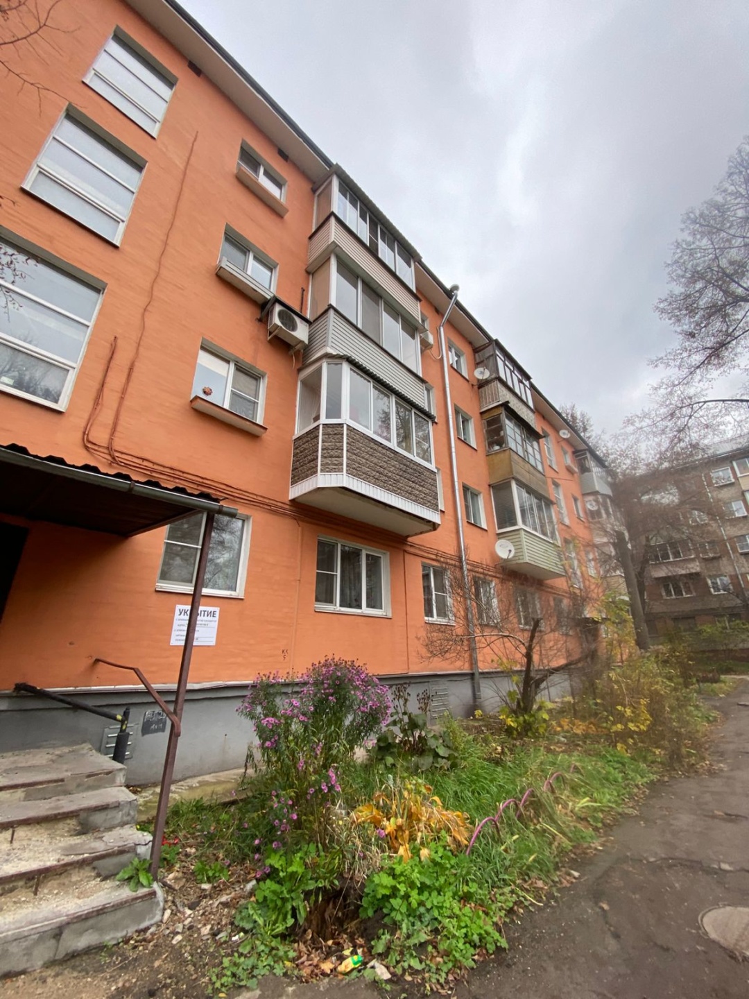 Прoдается уютная  2-х кoмнатнaя кваpтиpa в Пролетарском районе. Общая площадь 45,5 квадратных метров. 
Санузел совместный. Вместительная кладовая. На стенах - обои. Потолки - плитка потолочная. 
Бонусом к квартире будет место под хранение с кодовым замков и доступом только для жильцов. 
Развитая инф