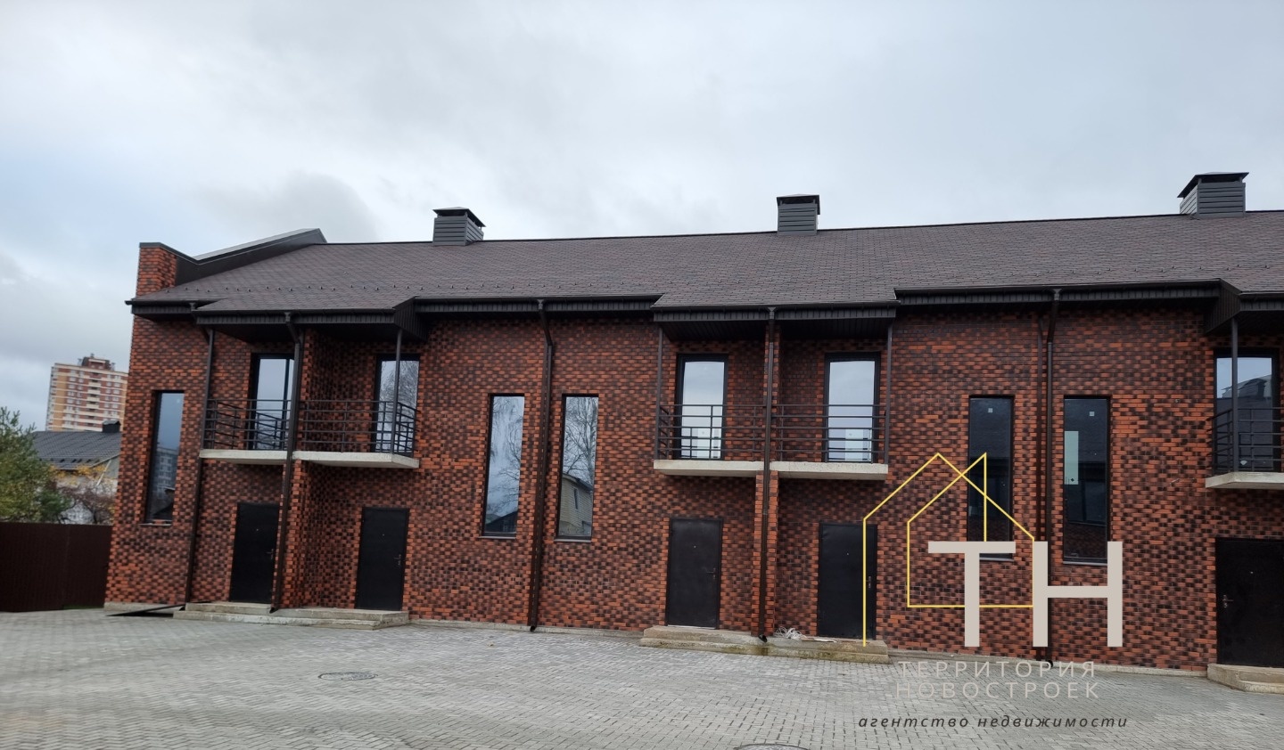 Таунхаус - лучший выбор для современной семьи, ищущей идеальное сочетание удобства, комфорта и статуса. 


ПЛАНИРОВКА:
1 этаж - большая гостиная с кухонной зоной с выходом на участок, санузел, прихожая.
2 этаж - две спальные комнаты, санузел.

Коммуникации центральные: газ, свет, вода, канализация. 