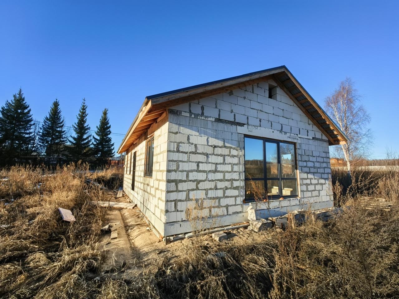 ПРОДАЕТСЯ кирпичный дом очень уютной планировки!

Подойдет как для дачи так и для круглогодичного проживания , а так же можно использовать для арендного бизнеса!

За счёт большого участка открывается шикарный вид из кухни -гостиной (28,5 м) с панорамным остеклением! В доме имеются 2 спальни ( 25 м)!