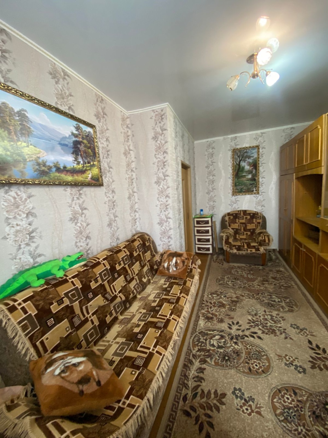 Продаётся уютная  2-х комнатная квартира в п. Социалистический. Общая площадь 51  квадратный метр.
Новая качественная входная дверь. Новые межкомнатные двери. Пластиковые окна. Санузел раздельный - туалет и душ. Напольные покрытие на кухне  линолеум, коридор и комната - ламинат, зал - доски.   На ст