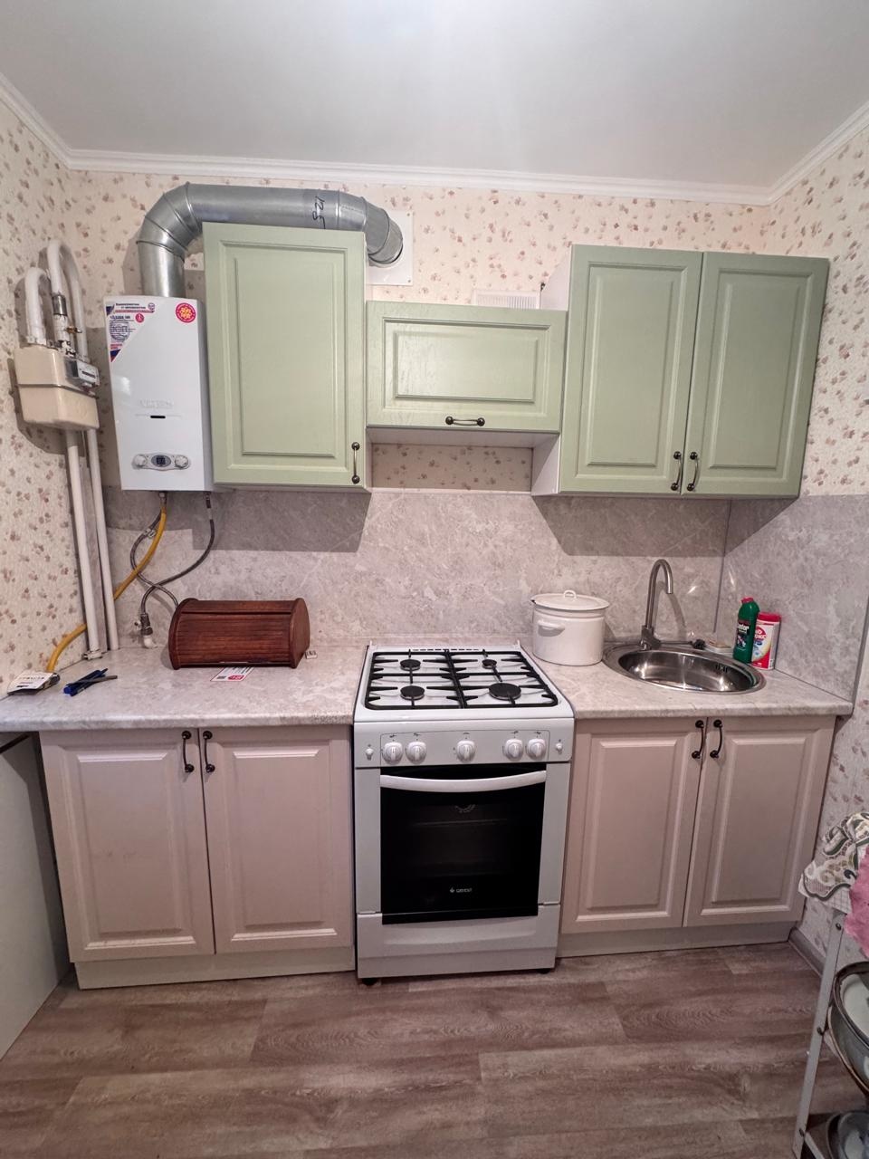 Продается 2-х комнатная квартира в кирпичном доме. Общая площадь 43,5 кв.м. Уютная, тёплая, светлая. Требуется ремонт. Рядом находится детский сад и вся необходимая развитая инфраструктура. 