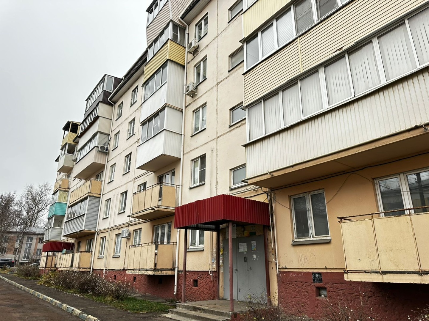 Продается 1-комнатная квартира в Пролетарском районе.

Планировка идеально подходит как для проживания, так и для сдачи в аренду.

Квартира с косметическим ремонтом, можно сразу заехать и жить.
Мебель частично остается. В квартире сухо и тепло.

Рядом детская площадка, достаточное количество парково