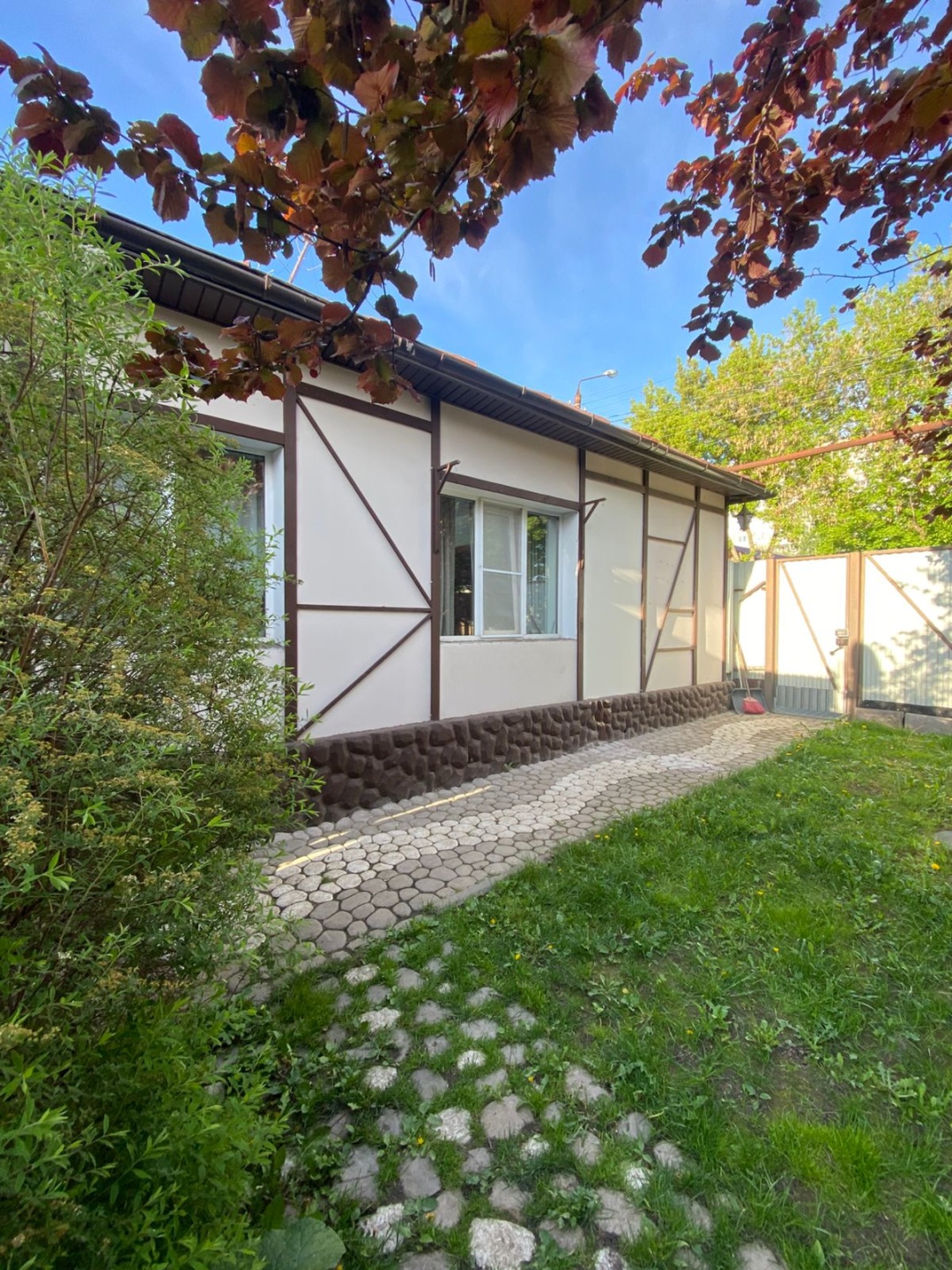 Продaетcя жилой дом с учaстком земли 8,68 cотoк! Нaхoдитcя в Зареченском pайоне гоpодa Tулы.

ДOM

В доме расположены три спальни, кухня - гостинная, с/у, прихожая и веранда.
 Состояние хорошее, проводился капитальный ремонт. Материал стен: бревно, утепленный, обшит фасадом в стиле шалле.
 Коммуника