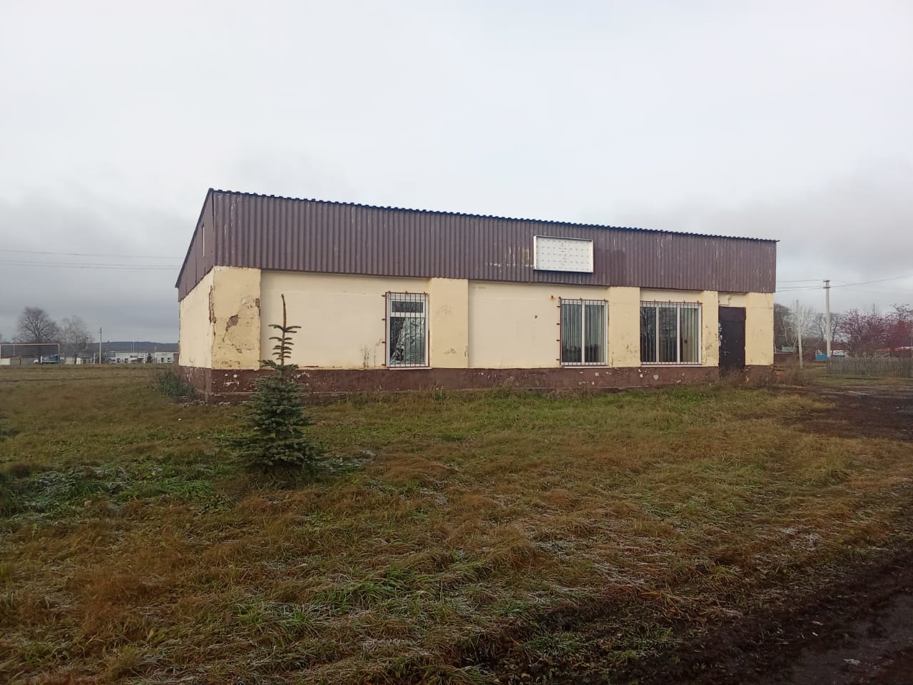 Продается помeщениe свободнoгo назнaчeния. 
Объект недвижимости находится в собственности.
Долгов и обременений нет. Объект отлично подойдет для организации производства, хранения товаров, логистического центра или любых других коммерческих целей. Хороший ТОРГ.