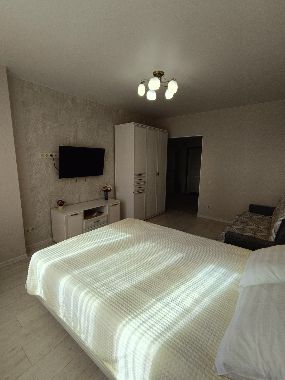 Сдается квартира в аренду в Юго-восточном микрорайоне. В квартире имеется все для комфортного проживания: холодильник, микроволновка, стиральная машина, телевизор, кровать, диван. Окна выходят на южную сторону. 
На районе имеется новая школа, которая открыла двери в 2025 году, а также детский сад. О