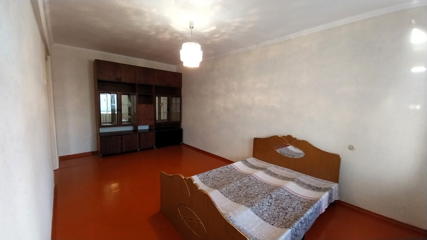 Уютная квартира, отличный вариант для молодой пары или одного человека.

В квартире выполнен косметический ремонт, современная газовая колонка, надежная входная дверь, простор для разнообразных дизайнерских решений.
Остекленный балкон.

В доме проведен капитальный ремонт крыши и подъезда. 
Хорошие, 