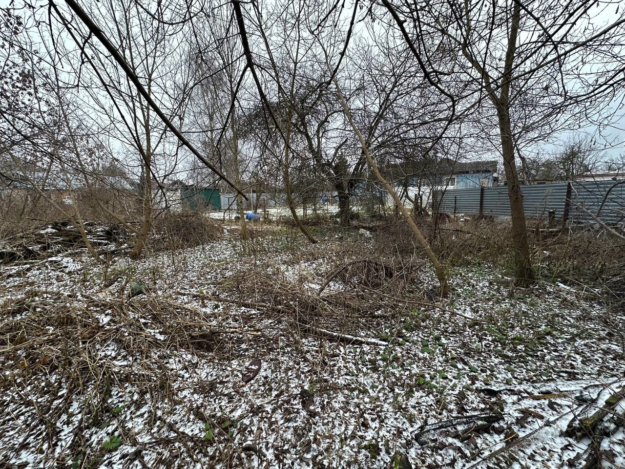 Продается земельный участок 10 соток  в поселке Западный 1-й.
 Категория земель -земли населенных пунктов, вид разрешенного использования для ИЖС. Участок ровный, правильной формы. Вода, электричество по границе участка. Хороший подъезд к участку в любое время года. На соседних участках живут соседи