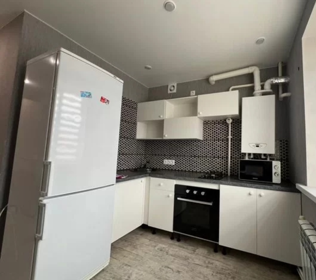 Сдаётся в аренду просторная 1 комнатная квартира со всеми удобствами и современным ремонтом.

В квартире есть вся необходимая мебель и техника: стиральная машина ,холодильник,микроволновка, кондиционер.
Раскладной диван с ортопедическим основанием,удобные кресла,гардеробная система.
При необходимост