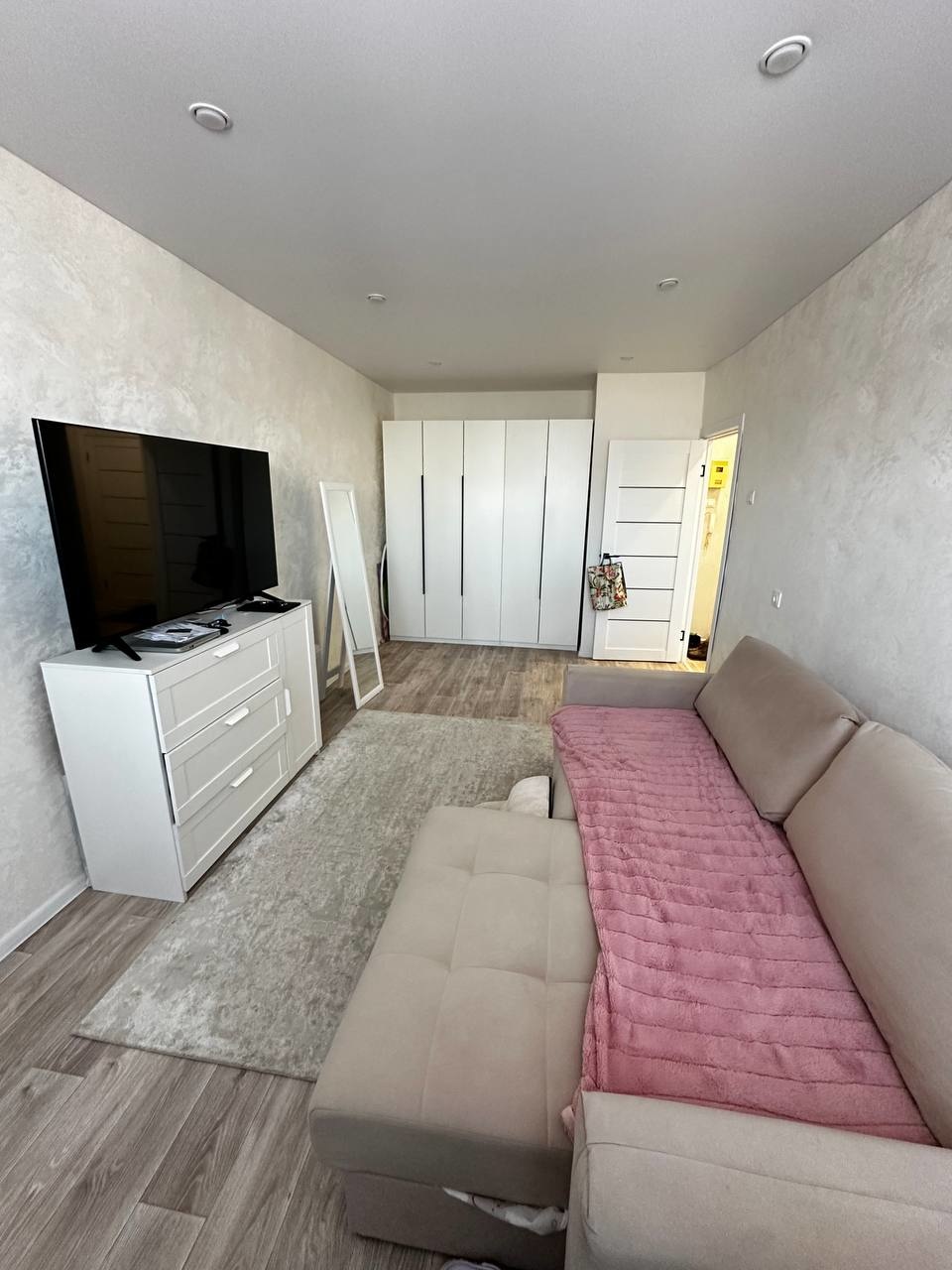 Продается просторная 1-комнатная квартира в Пролетарском районе.  

Планировка идеально подходит как для семьи, так и для сдачи в аренду.  

Квартира с отличным ремонтом. Мебель частично остается.  В квартире сухо и тепло. Заменена электрика, сантехника, ремонт весь свежий. Протекала крыша, осенью е