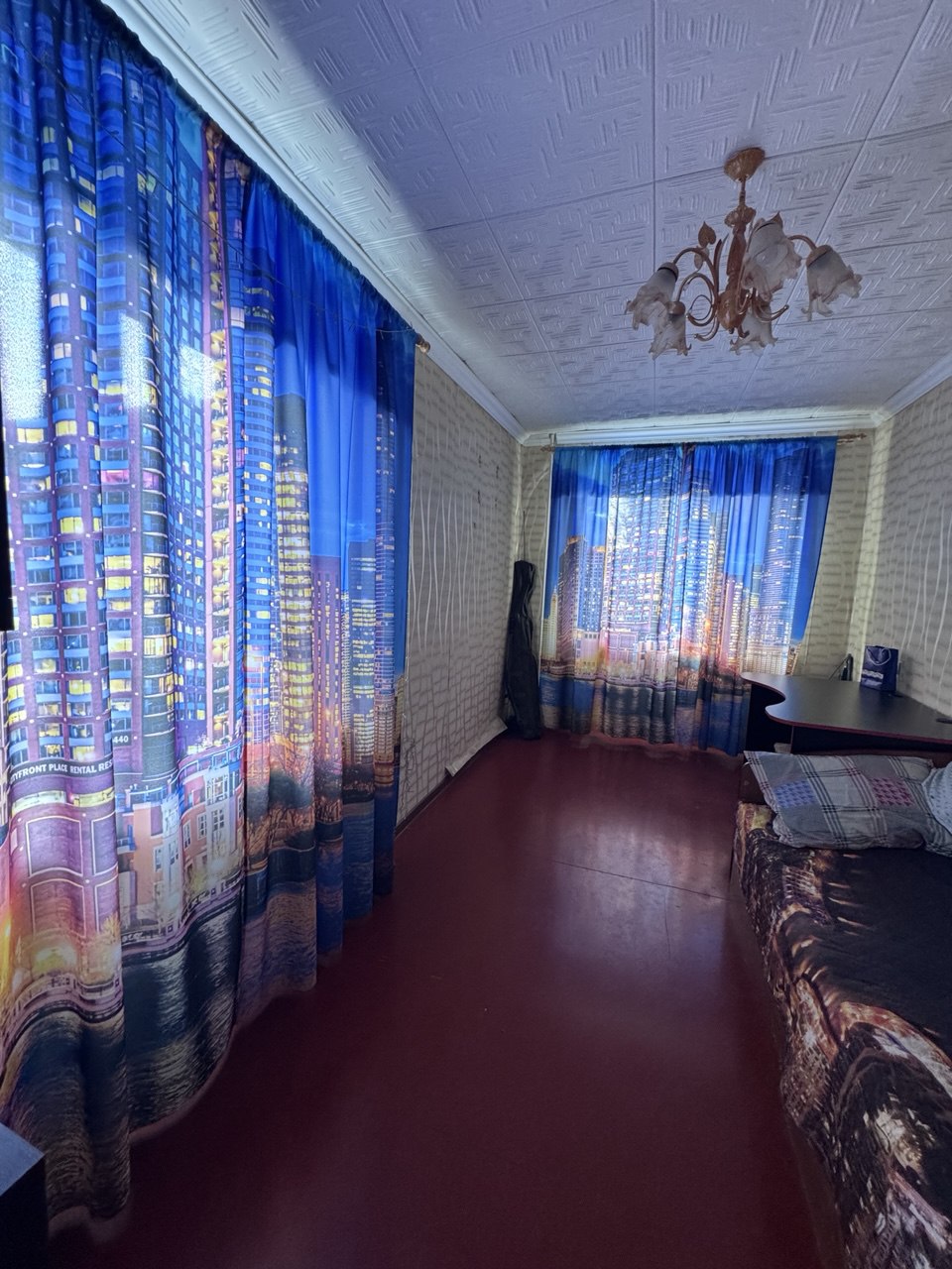 Продается 2-х комнатная квартира в кирпичном доме, в самом центре города. Общая площадь 42,6 кв.м. Уютная, тёплая, светлая. Рядом находится вся необходимая развитая инфраструктура.