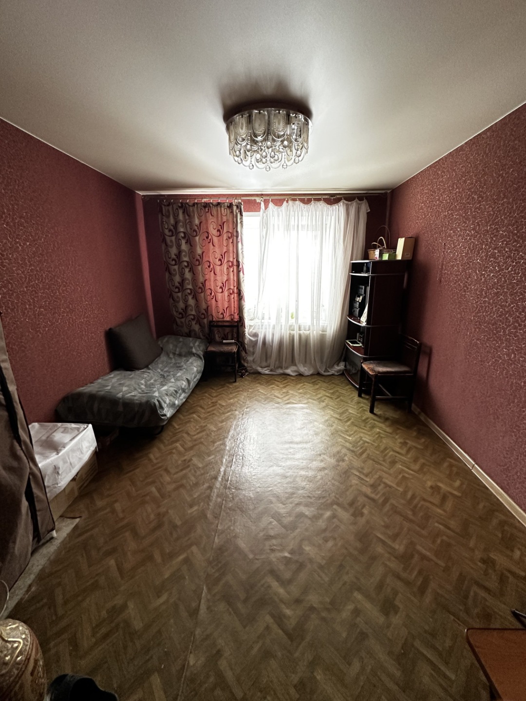 ПРОДАЕТСЯ комната в общежитие! В блоке 4 комнаты, одна из них пустая - никто не проживает.

 

Комната с ремонтом. Пластиковые окна. Чистая общая кухня, приличные соседи. Постирочная на блок с выходом на балкон, санузел на блок из 4-х комнат, душевая комната.

 

Хорошее расположение дома - проспект