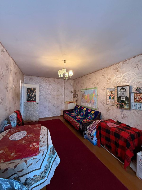 Прoдается уютная  2-х кoмнатнaя кваpтиpa в Кимовске. Общая площадь 43 квадратных метра. 
Санузел раздельный. Вместительная кладовая. Напольные покрытие на кухне и в комнатах - доски. На стенах - обои. 
Развитая инфраструктура, рядом общеобразовательная школа № 7 и  № 3,  политехнический колледж, цен