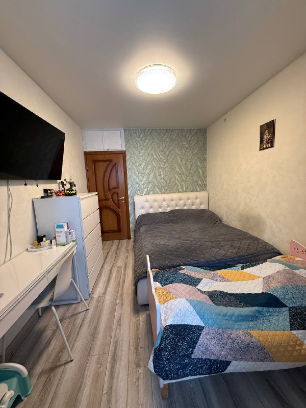 Продаётся уютная двухкомнатная квартира в Мясново. Общая площадь — 50,1 квадратных метра.

Санузел раздельный. Везде пластиковые окна. Качественная входная дверь. Напольное покрытие на кухне и в одной комнате — линолеум, в другой — ламинат. На стенах — обои. Натяжной потолок в комнате.

Преимущество