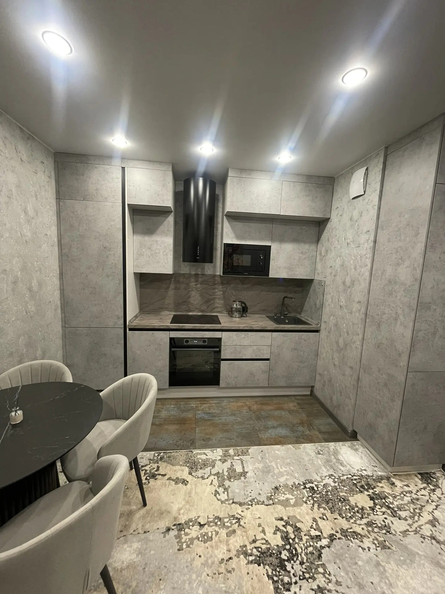 Продается уютная двухкомнатная квартира с евро ремонтом в монолитно-кирпичном доме 2023 года постройки. Просторная кухня площадью 12 м² позволяет комфортно готовить и принимать гостей. Комнаты смежные, что обеспечивает удобство планировки. Из окон открывается вид на улицу, добавляющий свет и атмосфе