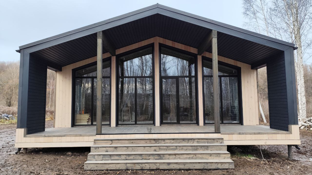 Продается БарнХаус 107 м2  в живописном месте! 
Построен из доски с обвязкой из бруса, установлен на винтовых сваях. Панорамные окна (кроме кухни, санузла и технического помещения). Продуманная планировка с рациональным использованием пространства.  В доме подведены  все основные коммуникации: водос