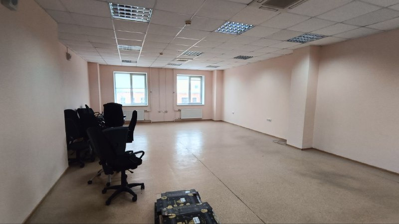 Сдается офисное помещение. В здании находится охрана, вход по пропускам.
В помещении предусмотрела потолочная система кондиционирования. Летом работает на охлаждение, зимой на обогрев. На крыше расположена собственная котельная. В здании имеется столовая, где можно вкусно покушать. Парковка по перим