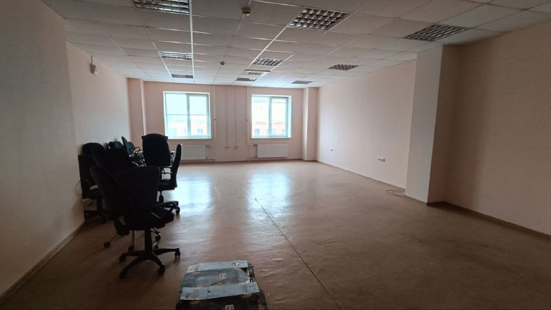 Сдается офисное помещение. В здании находится охрана, вход по пропускам.
В помещении предусмотрела потолочная система кондиционирования. Летом работает на охлаждение, зимой на обогрев. На крыше расположена собственная котельная. В здании имеется столовая, где можно вкусно покушать. Парковка по перим