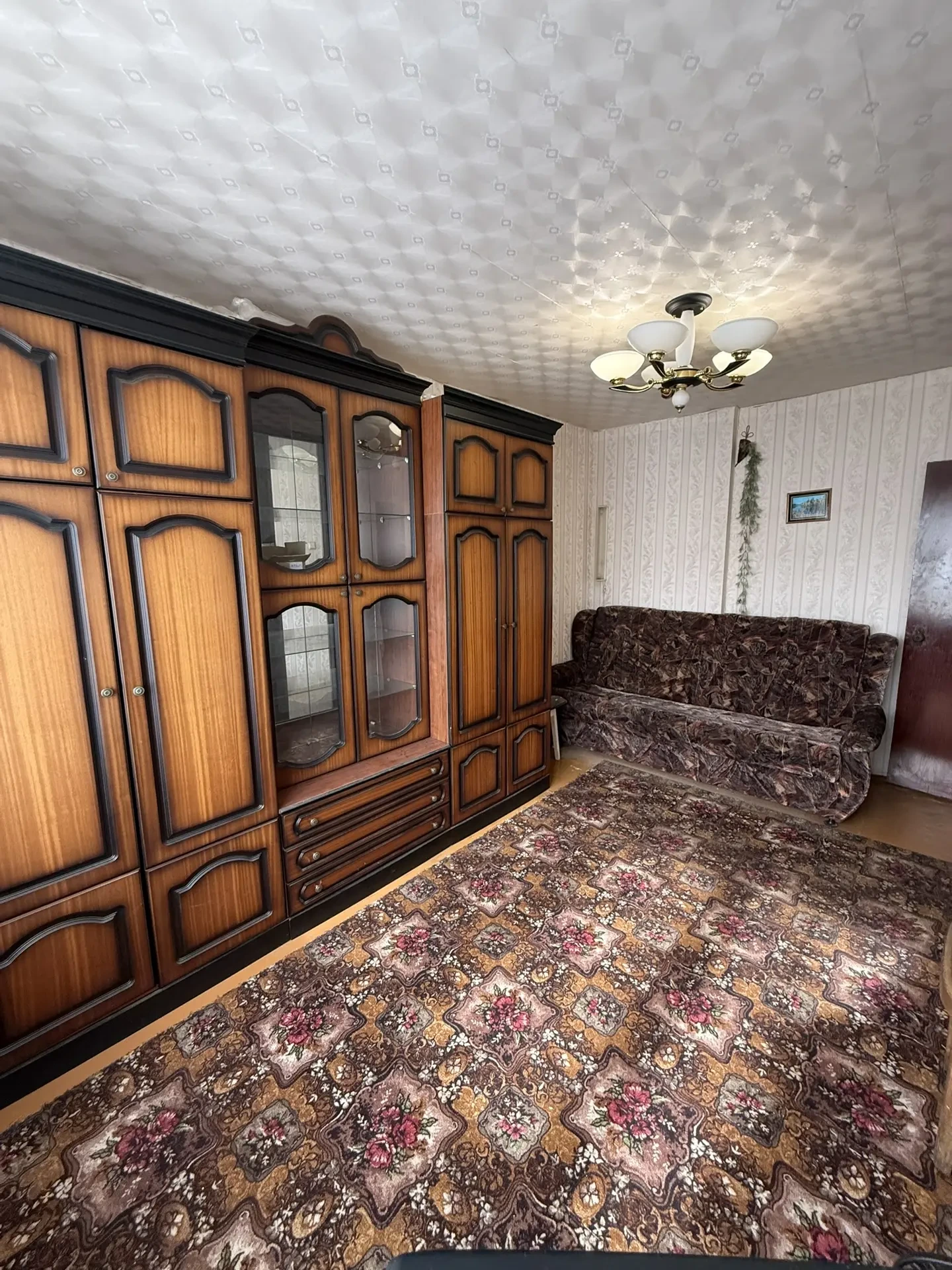 Продаётся уютная  3-х комнатная квартира. Общая площадь 63,3 квадратных метра. 
Косметический ремонт - заезжай и живи.  Напольные покрытие линолеум, на стенах - обои, потолки -  натяжные полотки в зале.  Санузел раздельный. Все окна пластиковые. Балкон с хорошим ремонтом. Бонусом к квартире будет кл