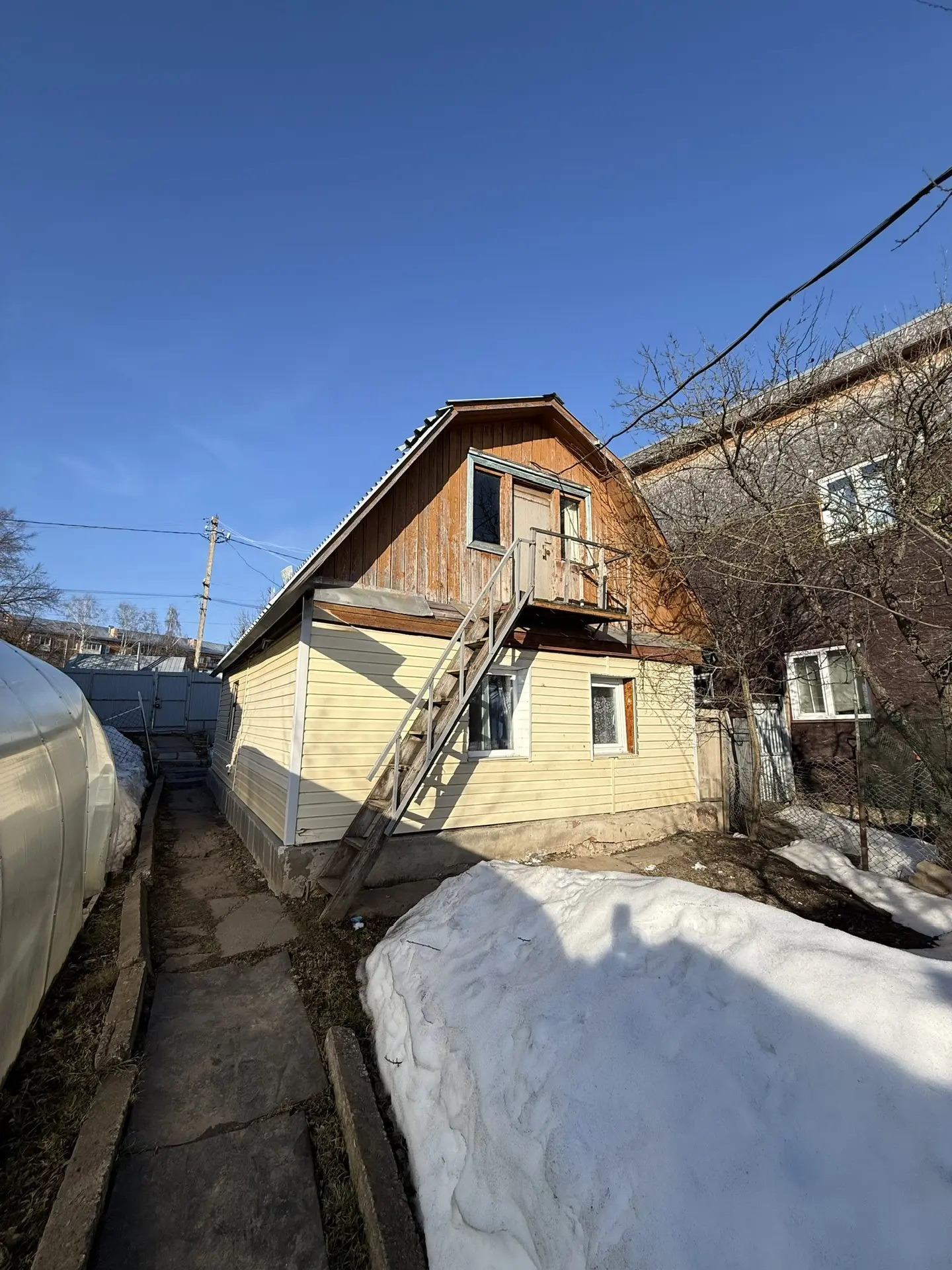 В продаже жилой дом площадью 30,1 м2, расположен на участке 2,96 сотки. Уютный уголок для жизни вдали от городской суеты, но с удобной инфраструктурой. 

Новая качественная входная дверь. Пластиковые окна по всему дому. Санузел с душевой кабиной.  Напольные покрытие -линолеум. На стенах - обои.  Пот