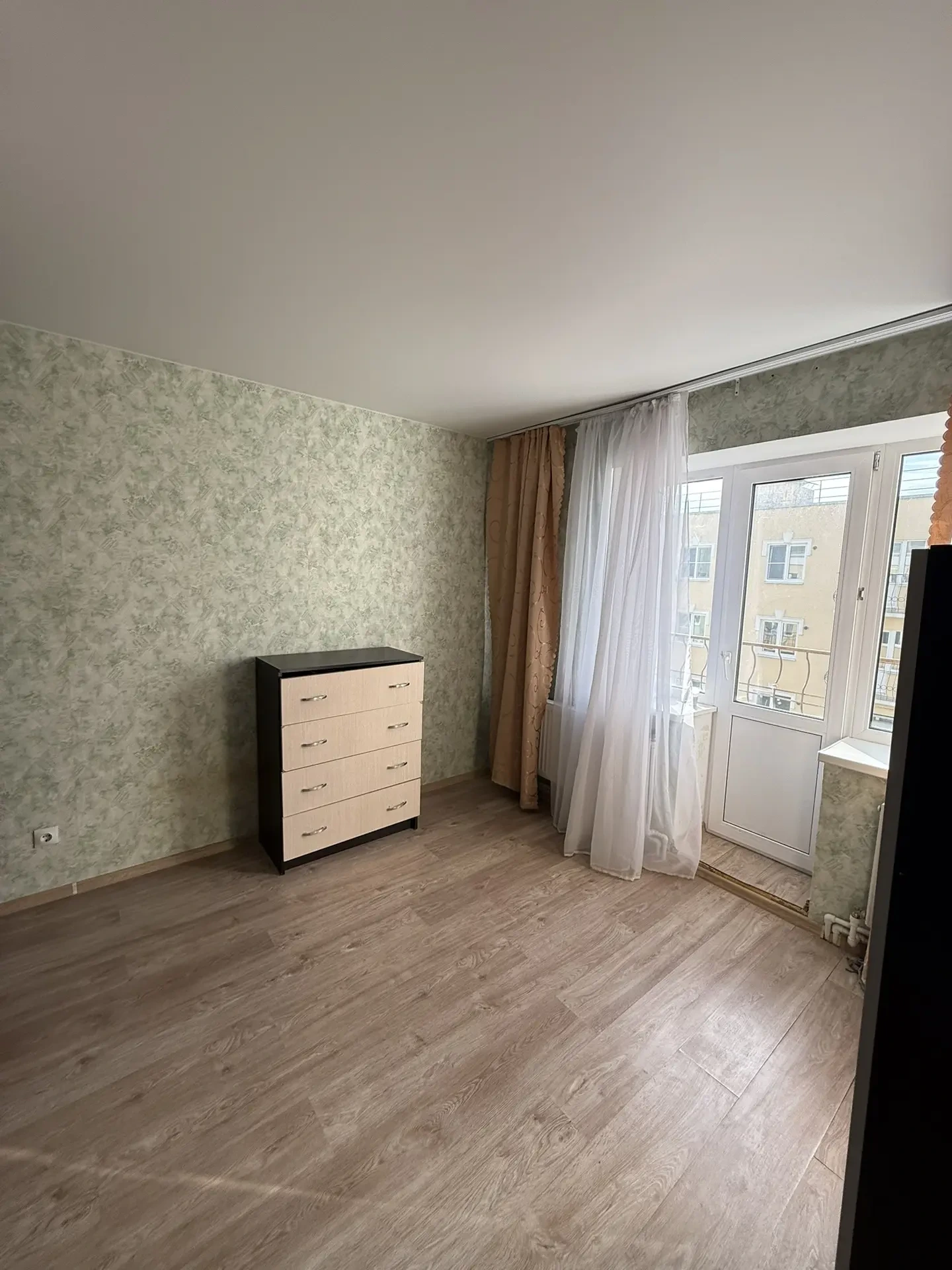 В продаже однокомнатная квартира в ЖК Северная Мыза. Общая площадь 31 квадратный метр.  
    Хороший ремонт. Напольные покрытие на кухне и в комнатах - ламинат. Просторная кухня. Потолки натяжные. Санузел: совместный, полностью отделан плиткой — удобно и практично. Окна: качественные пластиковые сте