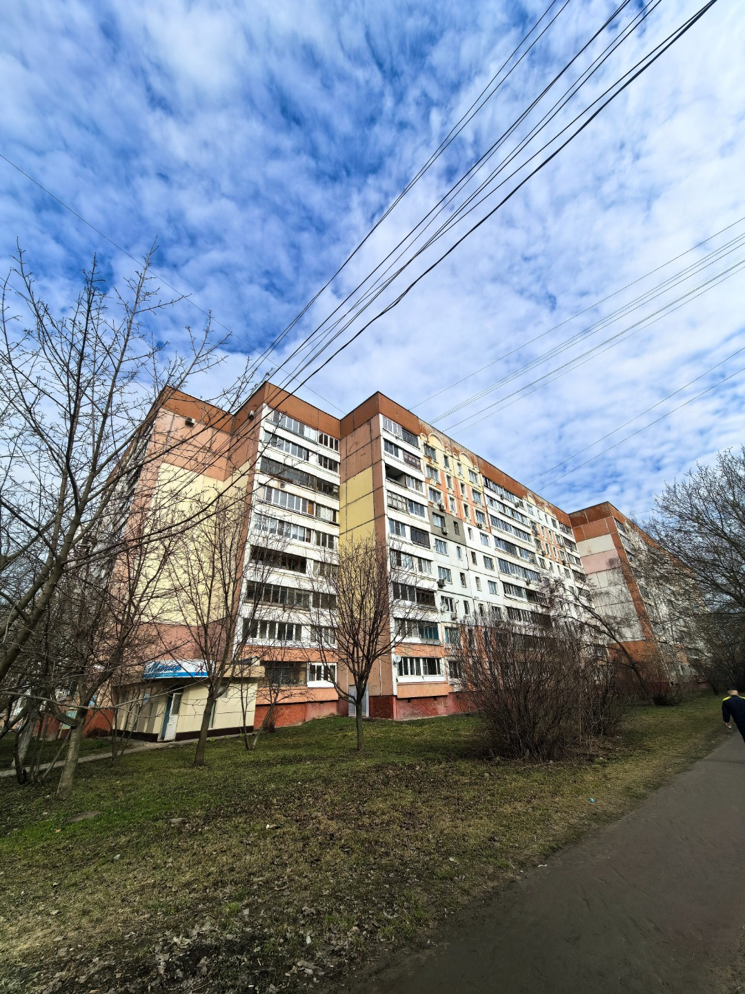 Отличная 2 комнатная квартира ждёт нового хозяина!

Что у нас есть:
-площадь — 50,4 кв. м;
-расположена на 9‑м этаже (зато никто не ходит по голове!);
-крыша в полном порядке — за всё время никаких протечек, строили на совесть ;

-окна на солнечную сторону — в комнатах всегда светло и уютно;
-больши