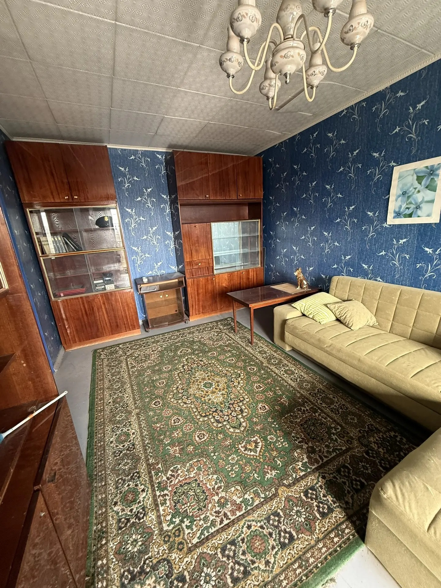 Пpoдаётcя уютная 3-х комнатная квартира. Общая площадь -  59,9 квадратных метра.
Квартира с косметическим ремонтом — можно въезжать и жить сразу после покупки. Состояние комфортное для жизни — не требует срочных вложений. Подойдёт тем, кто ищет жильё «здесь и сейчас» и планирует улучшать его поэтапн