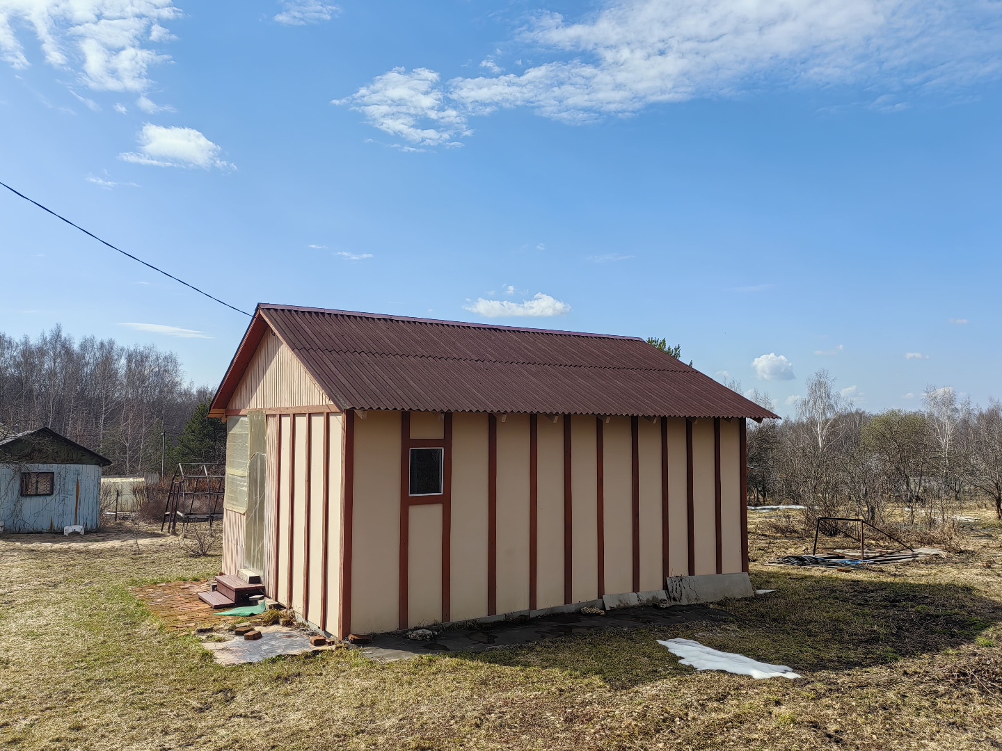 Продается дача, на земельном участке 10 сот. В СНТ «Садко». Территория СНТ находится под охраной, за шлагбаумом, от города в 15 мин. езды, недалеко есть магазин, с необходимыми продуктами. СНТ находится в живописном месте,  с прудом, и лесом. На участке есть две теплицы, и хоз. постройки.
Дом - дере