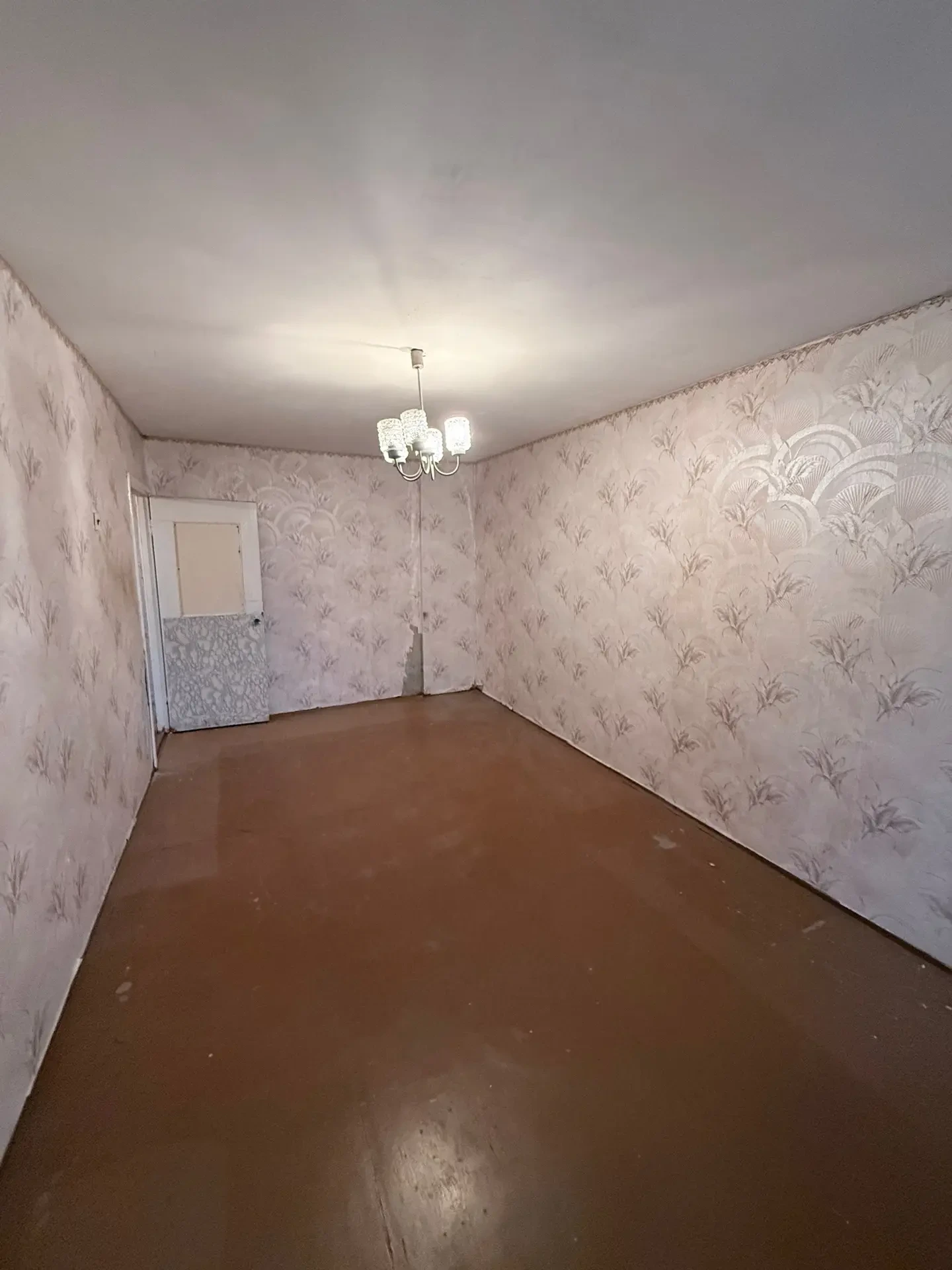 Прoдается уютная  2-х кoмнатнaя кваpтиpa в Кимовске. Общая площадь 43 квадратных метра. 
Санузел раздельный. Вместительная кладовая. Напольные покрытие на кухне и в комнатах - доски. На стенах - обои. 
Развитая инфраструктура, рядом общеобразовательная школа № 7 и  № 3,  политехнический колледж, цен