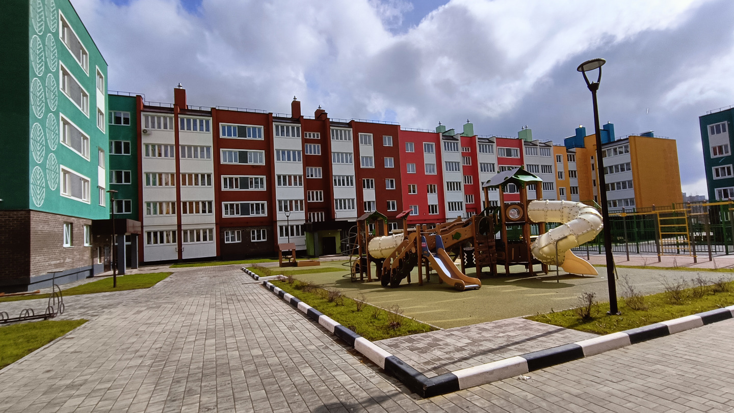 Продается большая, трехкомнатная квартира в сданном доме с раздельными спальнями, раздельным сан.узлом, с кухней в 13,5 кв. метром. При желании можно большую гостиную поделить на комнату и гостиную (в ней два окна) и таким образом получится большая кухня с гостиной.
Квартира в сданном доме, окна вых