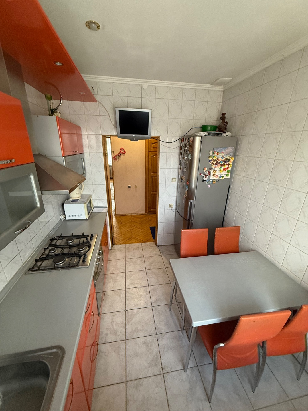 Продаётся уютная трёхкомнатная квартира с изолированными комнатами на четвёртом этаже кирпичного дома.

В квартире выполнен косметический ремонт, что позволяет сразу заселиться без дополнительных вложений.

Высокие потолки создают ощущение простора. Из окон открывается вид во двор, где расположена о