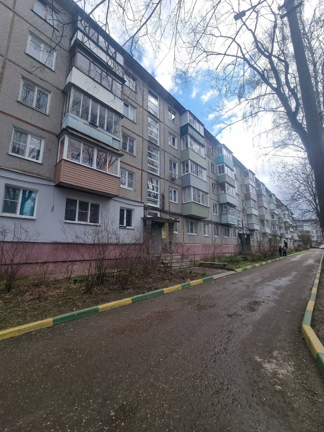 Сдается уютная двухкомнатная квартира на длительный срок. Идеальный вариант для тех, кто ищет жилье без мебели — можно обустроить полностью под себя.

? Локация и инфраструктура:

· Развитая инфраструктура 
В 5 минутах от дома ЦО №43, Дошкольное отделение №2
· Озон и Дикси (магазины) — в 1 минуте пе