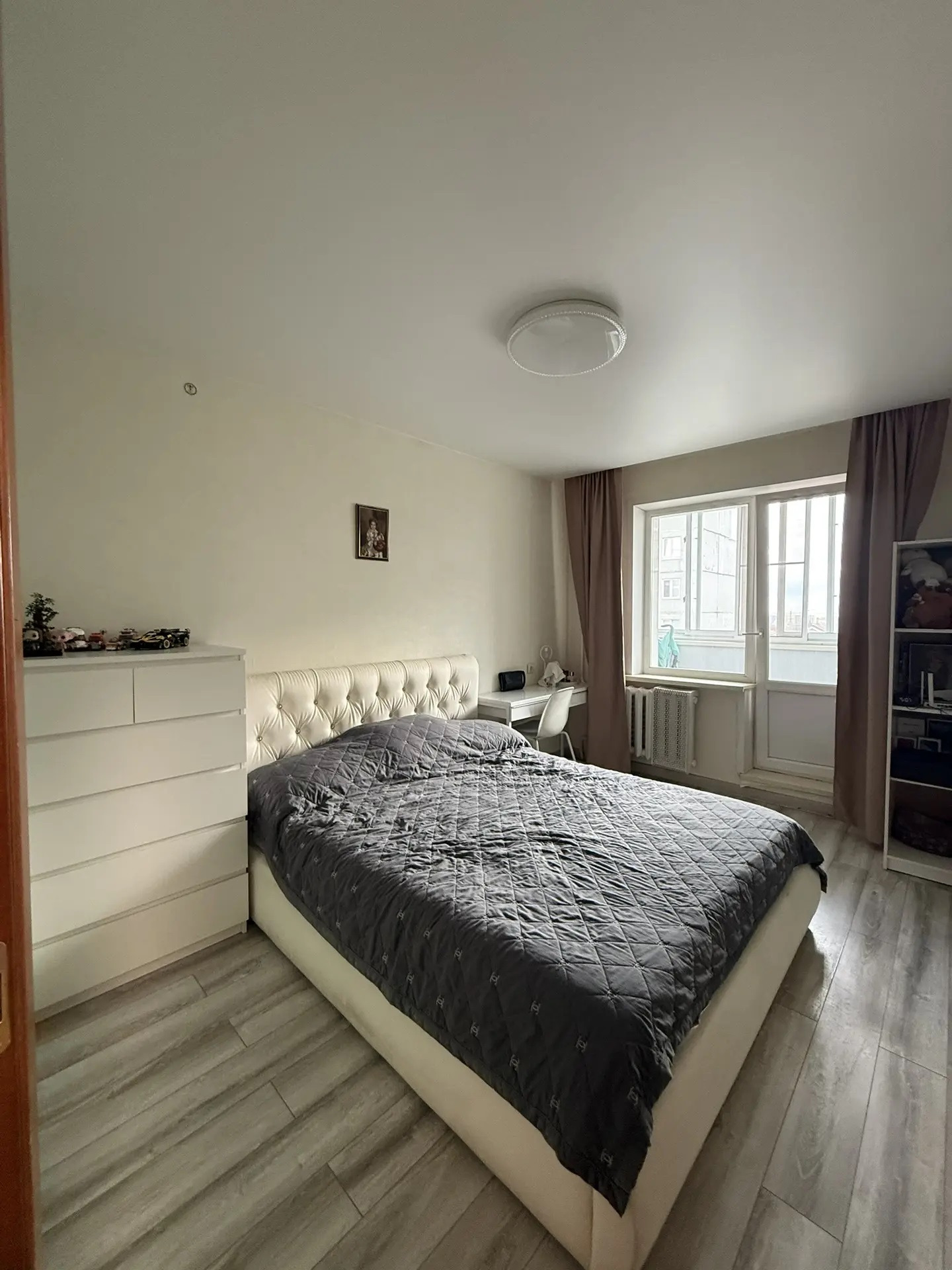 Продаётся уютная двухкомнатная квартира в Мясново. Общая площадь — 50,1 квадратных метра.

Санузел раздельный. Везде пластиковые окна. Качественная входная дверь. Напольное покрытие на кухне и в одной комнате — линолеум, в другой — ламинат. На стенах — обои. Натяжной потолок в комнате.

Преимущество