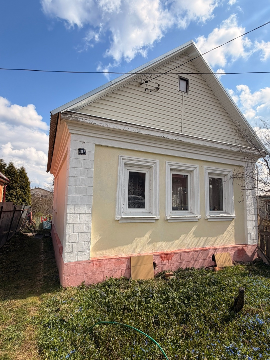 Крепкий дом 48,8 м² с новой крышей на участке 5,5 сот.
 
 Описание:
 Продается надежный, теплый дом для постоянного проживания или дачи. Строили на совесть.
 
 Преимущества дома:
 • Надежность: Стены из известкового кирпича (отличная тепло- и шумоизоляция), а также отсутствие сырости и плесени. Дом 