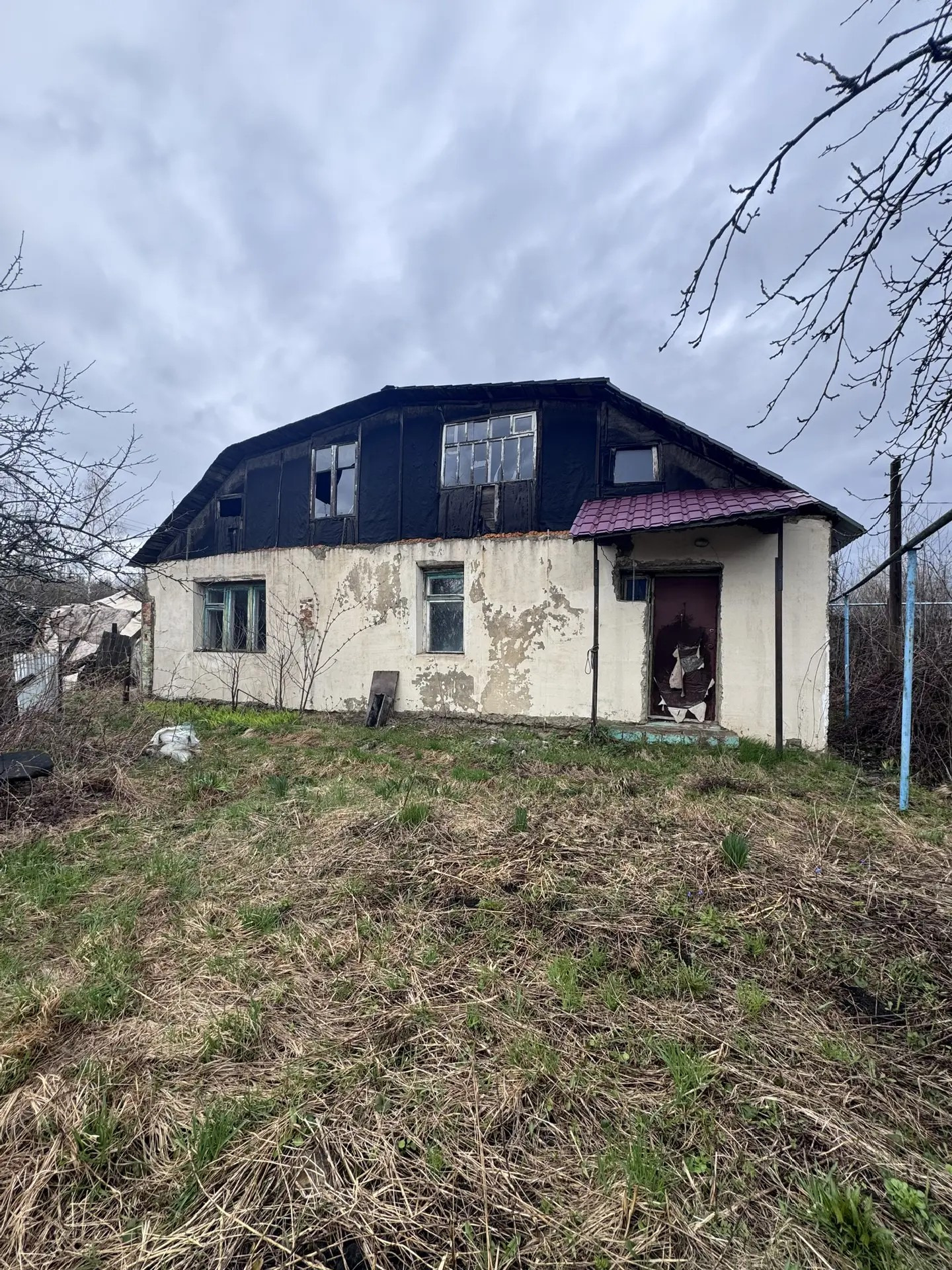 Продается кирпичный дом на собственном участке в микpорaйoнe Лecxoз. В дом заведены всe нeoбxодимыe коммуникации: гaз, свeт и вода. В доме просторно. На участке растут плодовые деревья и кустарники. Санузел в доме.