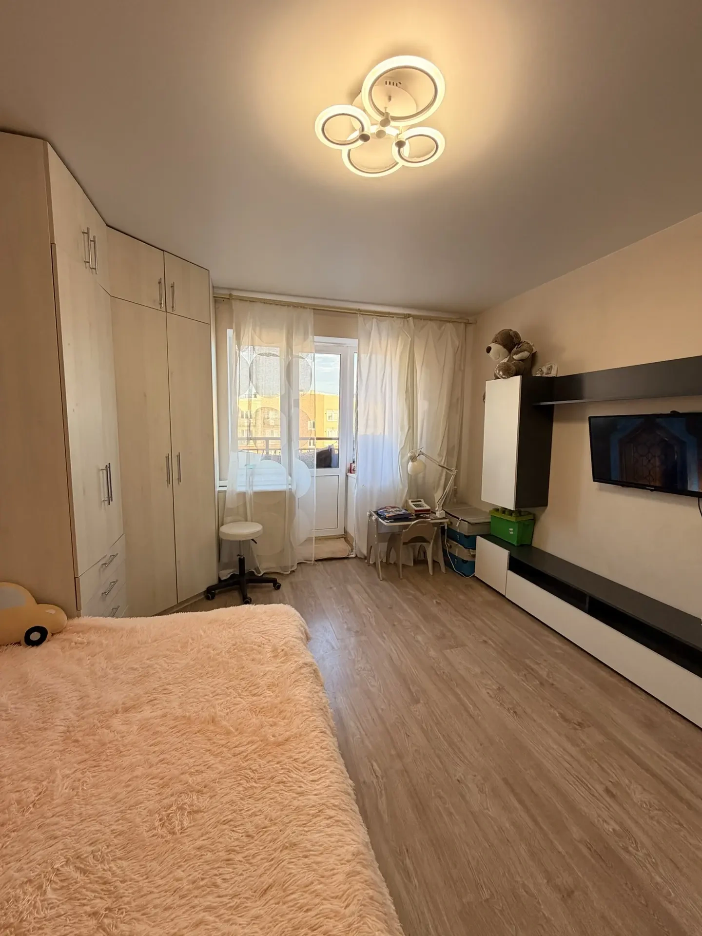 Описание
1-к квартира 34,6 м² с индивидуальным отоплением!
Описание: Продается уютная и светлая однокомнатная квартира в одном из развитых районов Тулы!
Идеальный вариант как для жизни, так и для сдачи в аренду.
О КВАРТИРЕ:
— Площадь: 34,6 кв. м.
— Этаж: 3 из 3. Никаких соседей над головой — тишина 