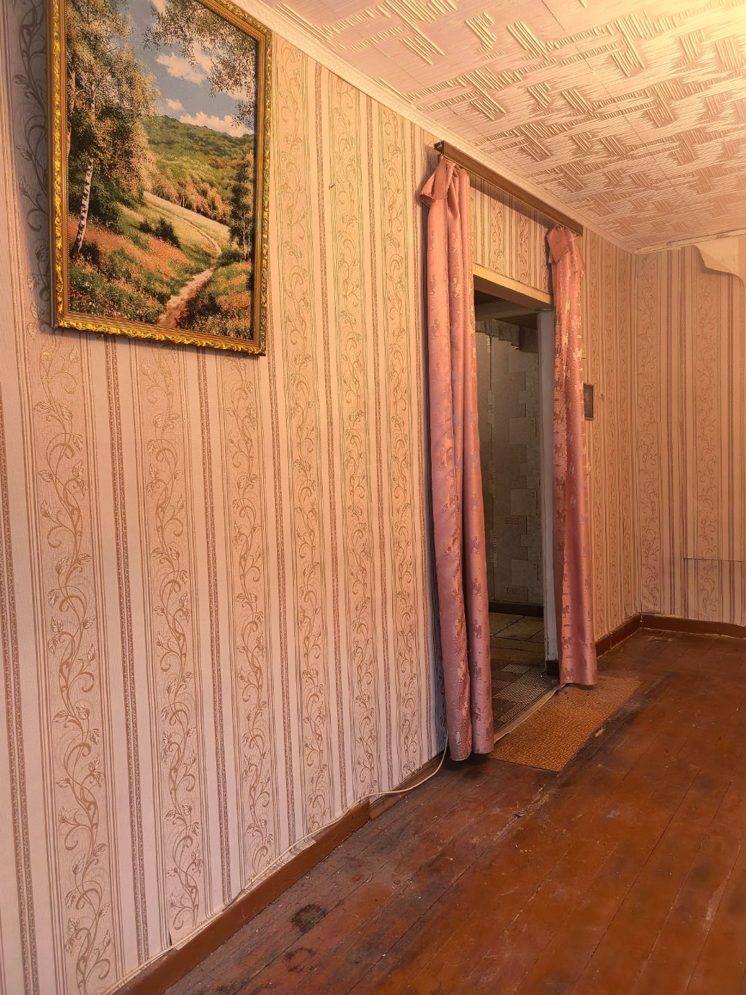 Фотографии будут позже, квартира освобождается для продажи.

Продаётся уютная 2-хкомнатная квартира с балконом в кирпичном доме.
Проходной зал и 2 изолированные комнаты.
Окна выходят на Пролетарский парк.

Квартира нуждается вв капитальном ремонте. Установлены пластиковые окна.

В районе очень разви