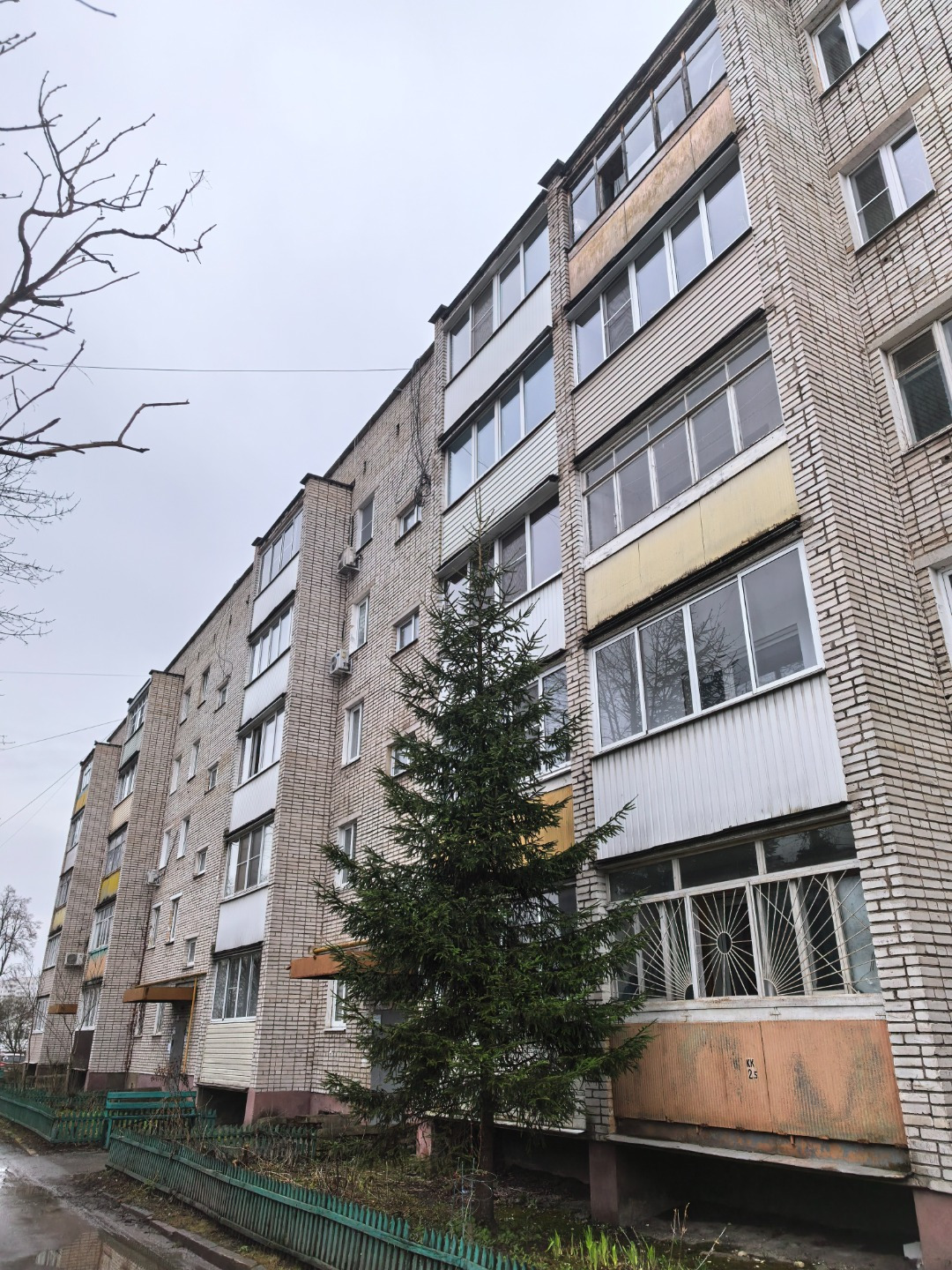 Продаётся просторная двухкомнатная квартира с изолированными комнатами и раздельным санузлом в кирпичном доме. Кухня увеличена + есть кладовка.

Требуется капитальный ремонт и вывоз всего содержимого. Квартира продаётся в таком виде, как на фото!!!

В данной локации развитая инфраструктура, транспор