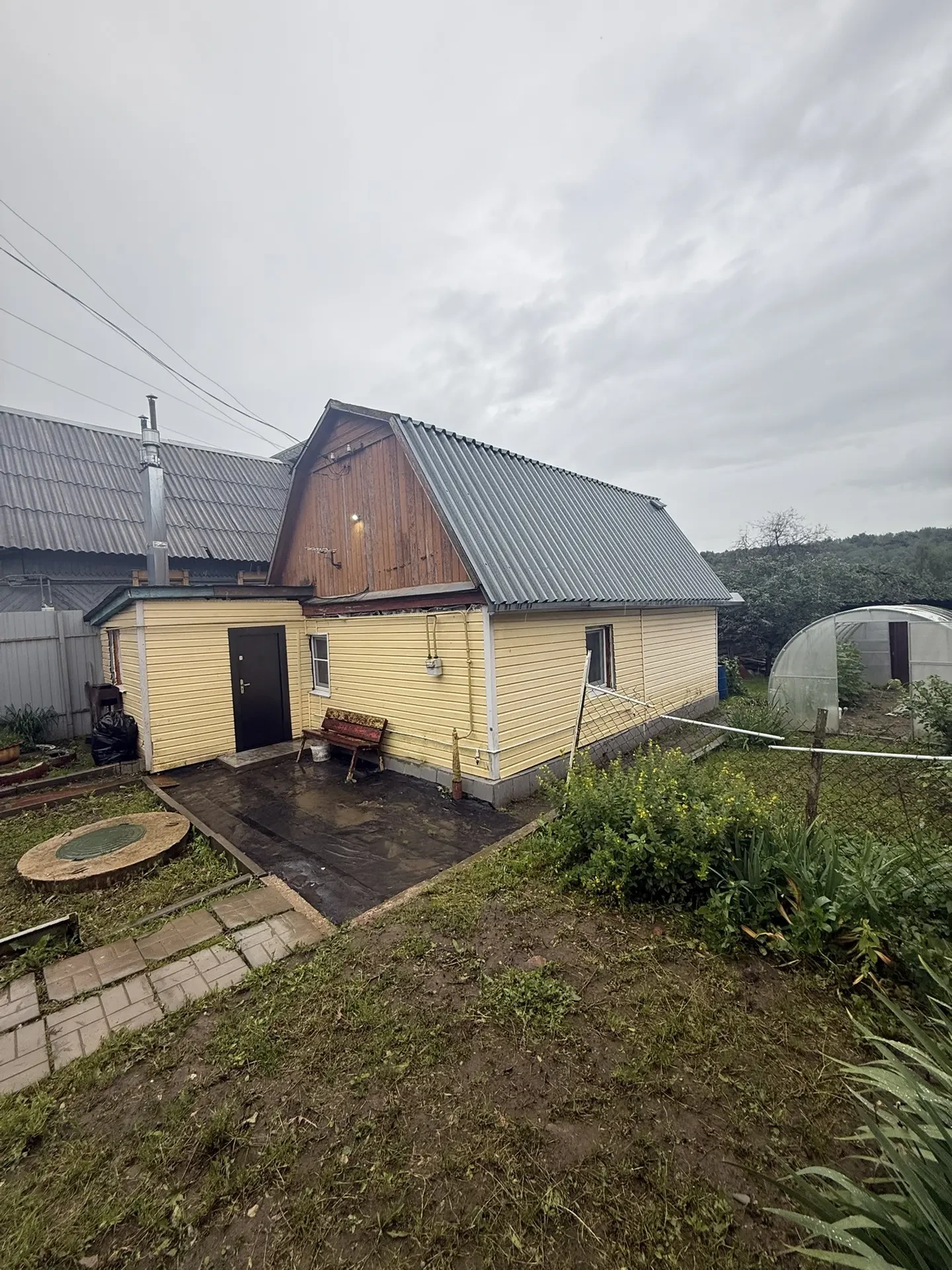 В продаже жилой дом площадью 30,1 м2, расположен на участке 2,96 сотки. Уютный уголок для жизни вдали от городской суеты, но с удобной инфраструктурой. 

Новая качественная входная дверь. Пластиковые окна по всему дому. Санузел с душевой кабиной.  Напольные покрытие -линолеум. На стенах - обои.  Пот
