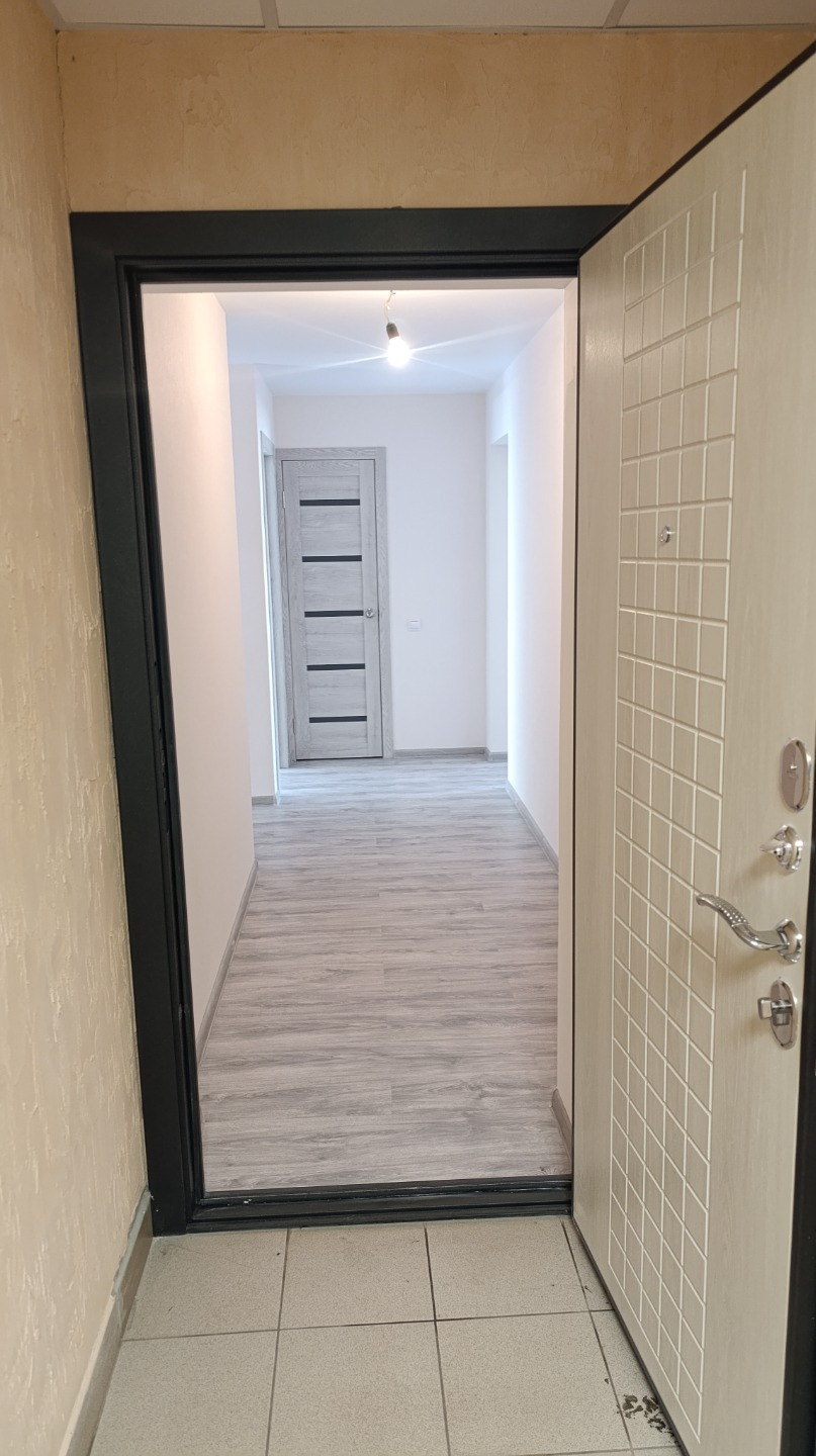 Продается двухкомнатная квартира-бабочка, 63 кв.м., с ремонтом от застройщика, никто не жил, квартира светлая, уютная и теплая. 
Установлен двухконтурный АГВ, газовая плита. Санузел выложен плиткой,  есть просторная гардеробная и две просторные комнаты. 
 Идеальная планировка для семьи с ребенком!

