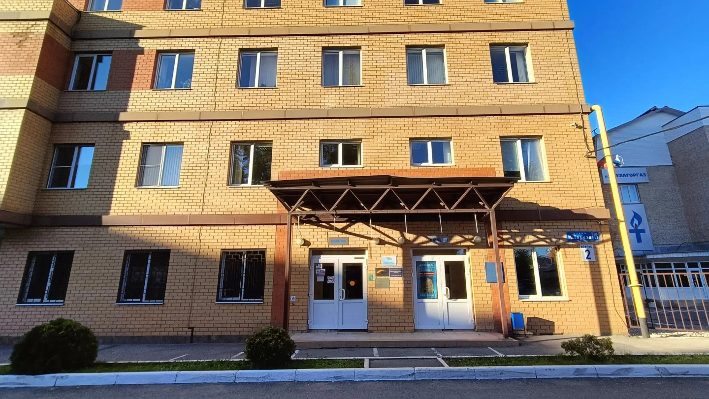 Сдается офисное помещение. В здании находится охрана, вход по пропускам.
В помещении предусмотрела потолочная система кондиционирования. Летом работает на охлаждение, зимой на обогрев. На крыше расположена собственная котельная. В здании имеется столовая, где можно вкусно покушать. Парковка по перим